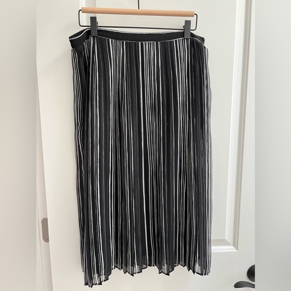 Banana Republic Black and White Pleated Midi Skirt Size 10